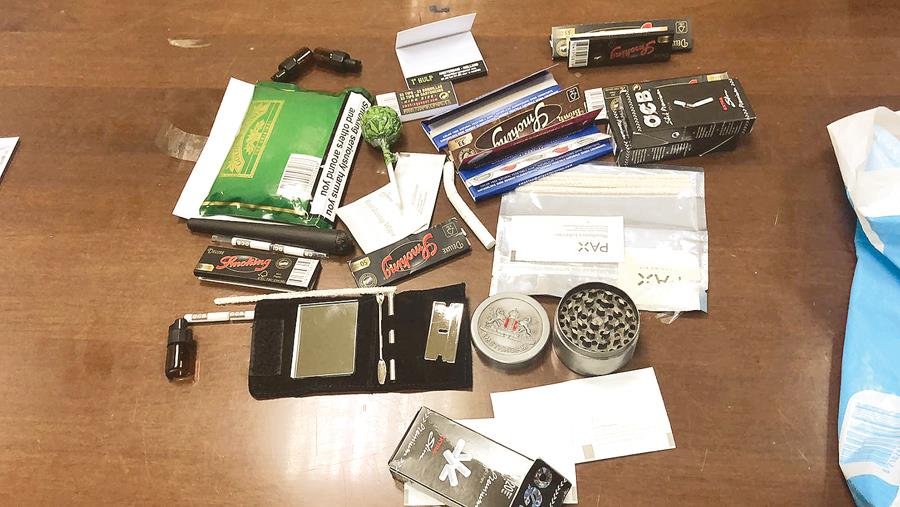 لبناني وصل الى الكويت من أمستردام حاملاً حلويات بطعم «الماريجوانا» و«الحشيش»