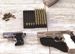 مداهمة منزل إطفائي تسفر عن ضبط رشاش ومسدسين و 75 طلقة