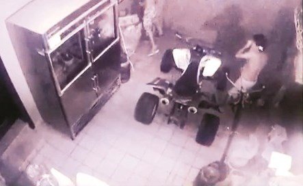 كاميرات مثبتة ترصد تسلل 3 لصوص إلى منزل مواطن بـ «اليرموك»