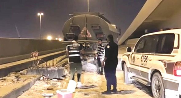 سائق صهريج مصري يفرغ «المجاري» في «بحر الشويخ» ليلاً