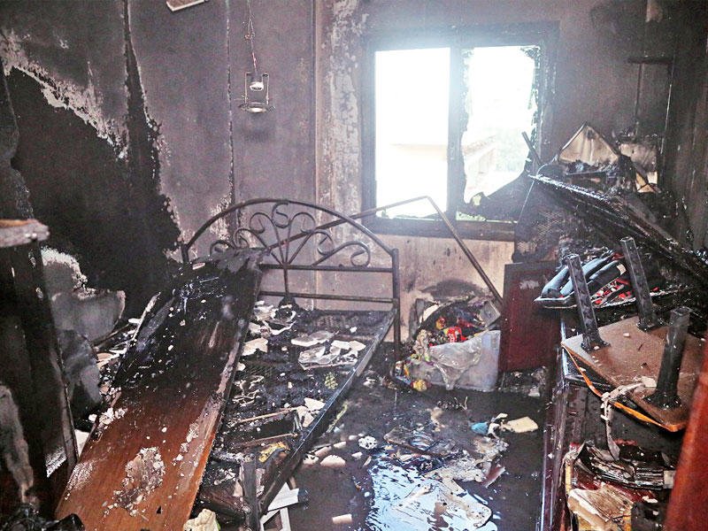 إصابة وافدين في حريق بناية بالسالمية