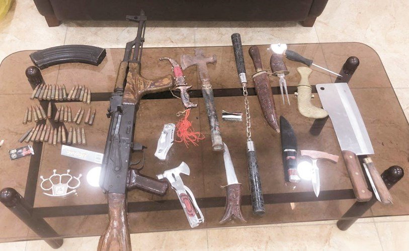 محاولة قتل مواطن لشقيقه تكشف عن ترسانة أسلحة في الظهر