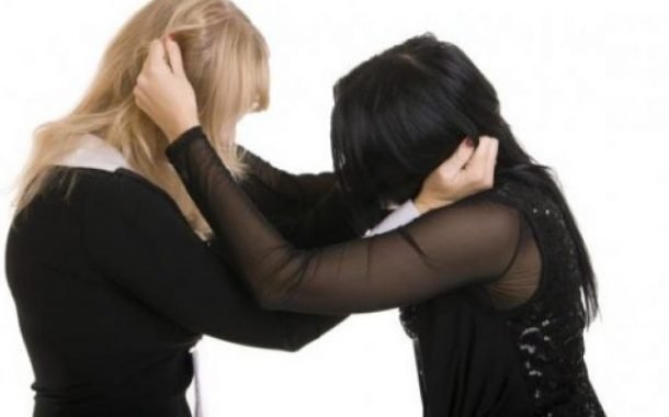 مشاجرة نسائية في صالون نسائي