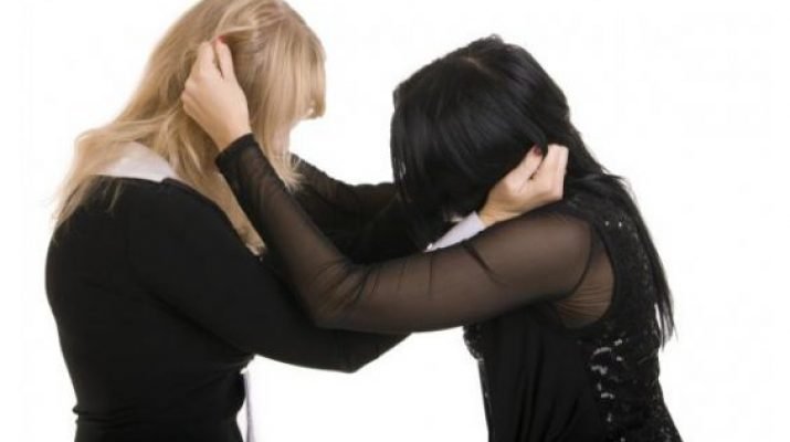 مشاجرة نسائية في صالون نسائي