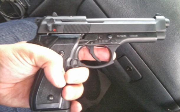 مواطن تهجم على زوجته وصهره بـ «مسدس»