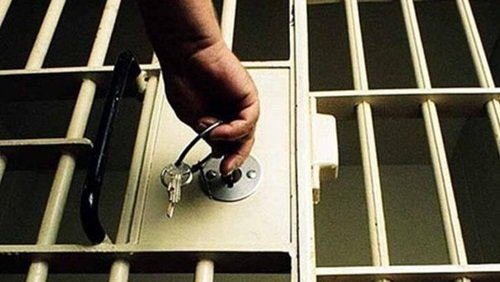 المتهمة بتهريب هيروين لشقيقها بالمركزي تعترف: أحضرت «ريوق» لزميلاتي ولم أتخيل تفتيشهن لإبنتي