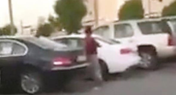 القبض على 8 آسيويين «يبيعون» مواقف السيارات المجانية