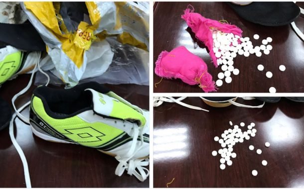 احباط تهريب 300 حبة مخدرة أخفيت في لسان حذاء رياضي