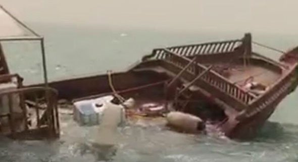 إنقاذ 6 أشخاص غرقت سفينتهم الخشبية.. وإصابة «ملازم أول» بكسر في يده