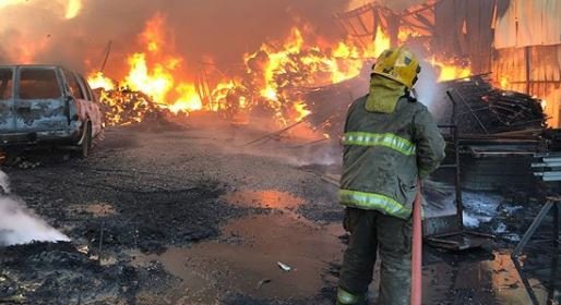 ‏مصرع وافدين وإصابة 8 إطفائيين بالاختناق خلال حريق سوق الخيام