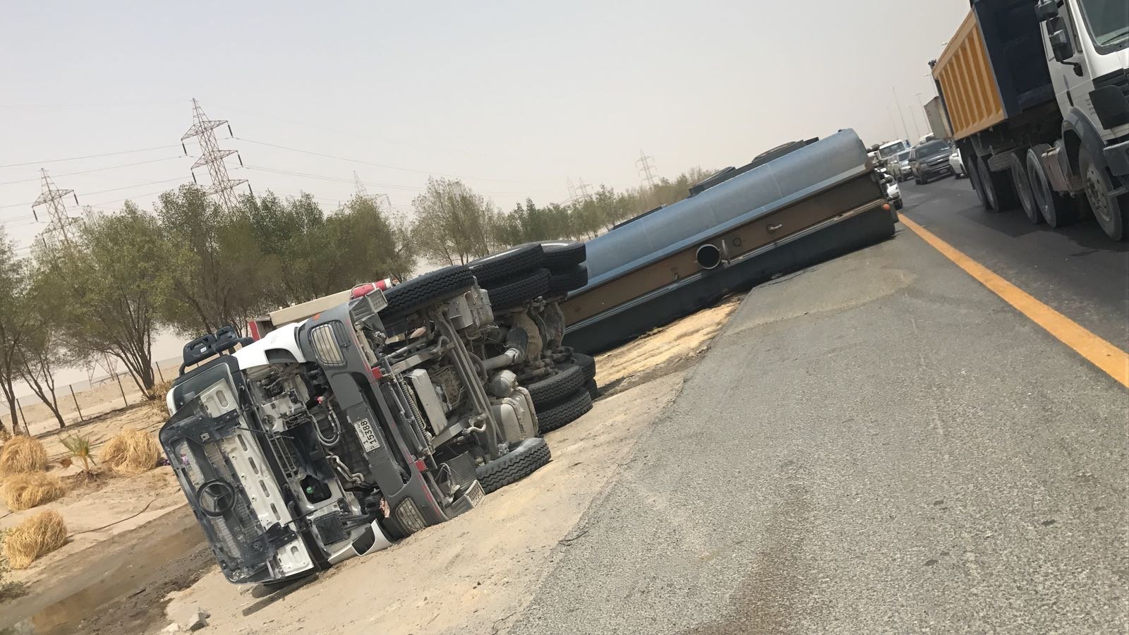 إنقلاب شاحنتين على طريق الملك فهد