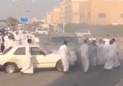 مشاجرة عنيفة بين أكثر من 20 شاباً في «الظهر»