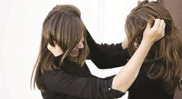 موظفة مصرفية تقاضي زميلتها: «شد الشعر» جريمة لا تُغتفر ولا يمكن التنازل