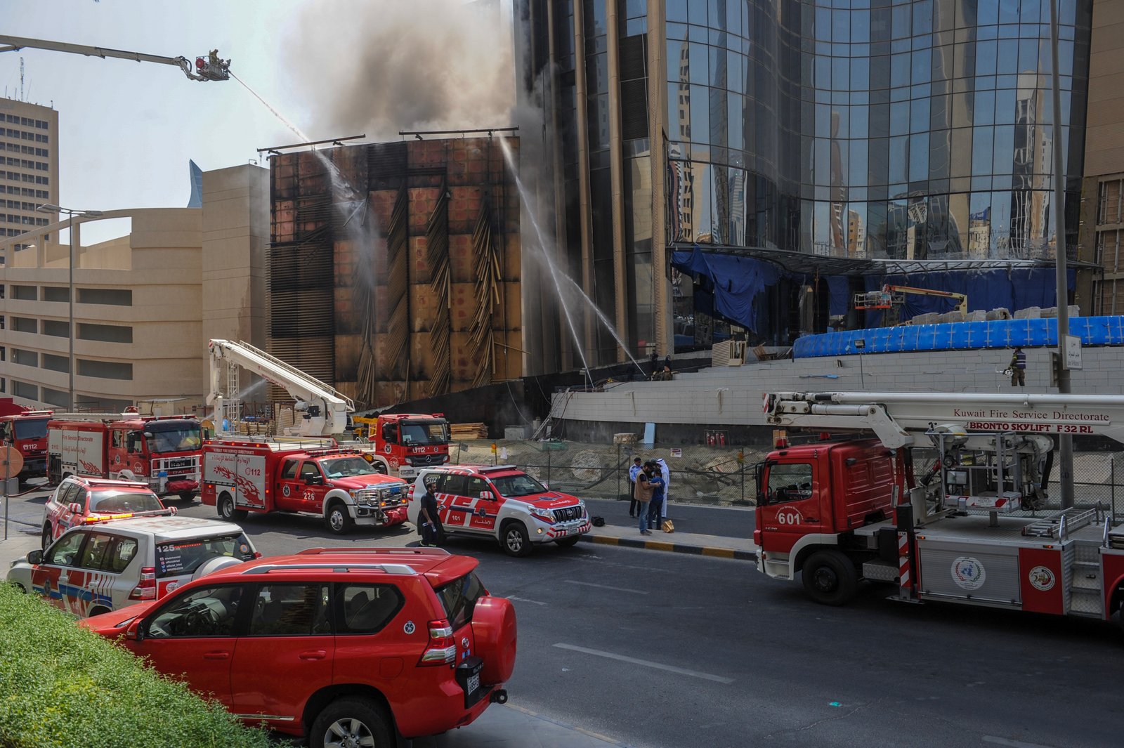 «البنك الوطني»: إخلاء 2500 عامل بعد حريق نشب في أحد أبنيتنا