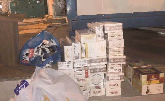 احباط محاولة مسافر تهريب سجائر ومعسل «فوق المعدل» في السالمي