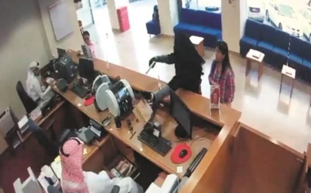 منفذ السطو على بنك الخليج يعترف: راقبت البنك لمدة شهر.. وعرفت بأن موظفي البنوك لايقاومون المسلحين