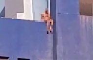 مواطن «عارٍ» مطلوب ومتعاط حاول الإنتحار من فوق سطح مدرسة