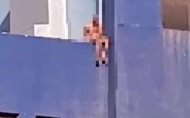 مواطن «عارٍ» مطلوب ومتعاط حاول الإنتحار من فوق سطح مدرسة