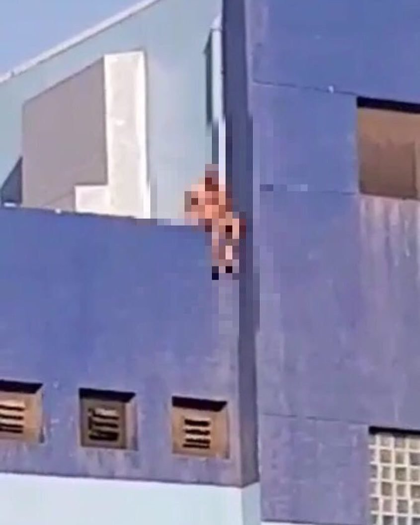 مواطن «عارٍ» مطلوب ومتعاط حاول الإنتحار من فوق سطح مدرسة