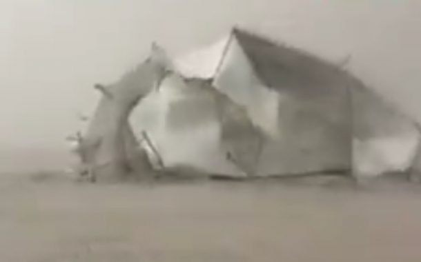 بسبب قوة الرياح.. وفاة هندي سقط عليه «شاليه» بالوفرة