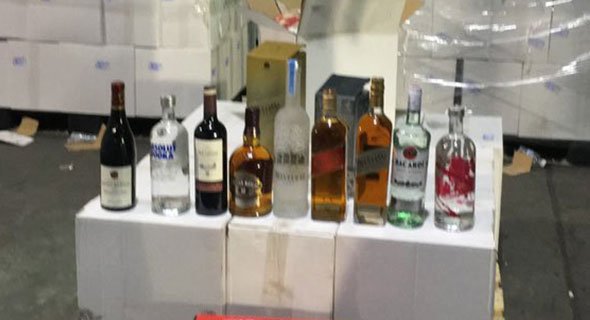 «الجمارك»: ضبط 15 ألف زجاجة خمر و600 علبة بيرة و1000 سيجارة ممنوعة قادمة من الصين