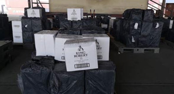 العثور على 3048 زجاجة خمر قادمة من دولة خليجية في ميناء الشويخ