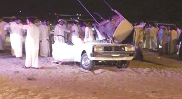 تصادم عنيف يشطر مركبة رياضية إلى نصفين ونجاة قائدها بأعجوبة في «الوفرة»
