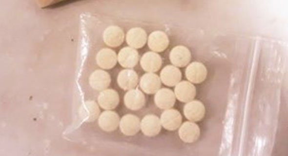 مواطن أخفى 23 حبة مخدرة في ملابسه