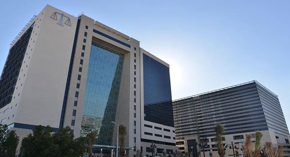مخالفة «محامين» أشعلوا سجائرهم في مجمع المحاكم