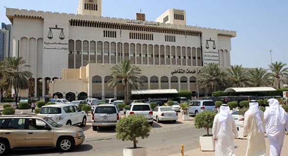 «أزمة مواقف» منتظرة في «قصر العدل»