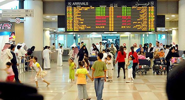 مسافر من الكويت سقط في مطار القاهرة بـ 78 هاتفاً مهرباً