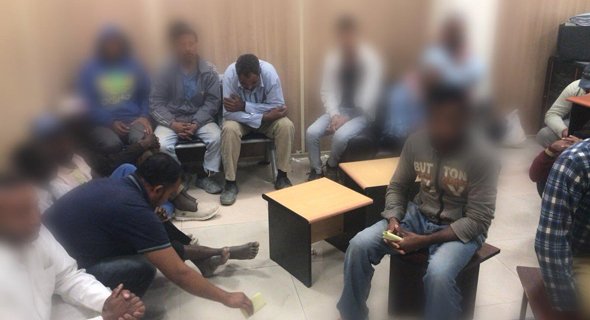 ضبط 34 عاملاً متجولاً على طريق كبد وتحويلهم إلى مباحث شؤون الإقامة