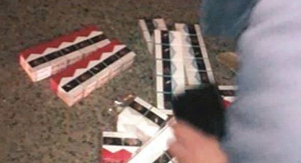 ضبط مسافر حاول تهريب 40 كرز سجائر في سقف سيارته